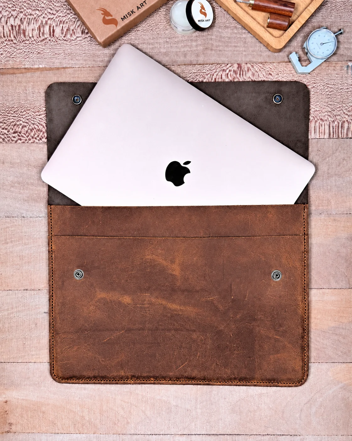 MISK ART Brown Laptop Sleeve — Open Sleeve With Laptop حافظة مسك آرت بنية جلدية لجهاز MacBook Air — الحافظة مفتوحة مع اللابتوب